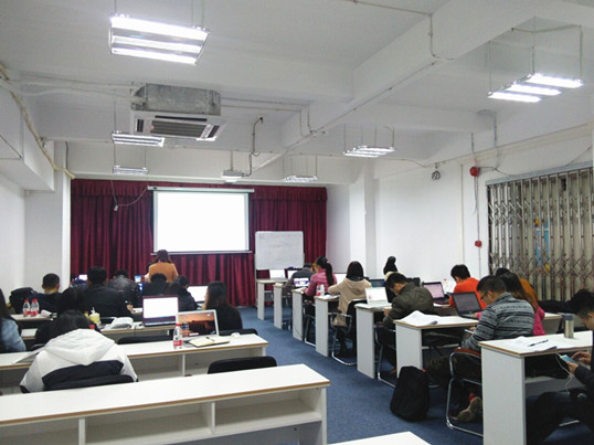 僑洋實(shí)業(yè)伙伴在學(xué)習(xí)中