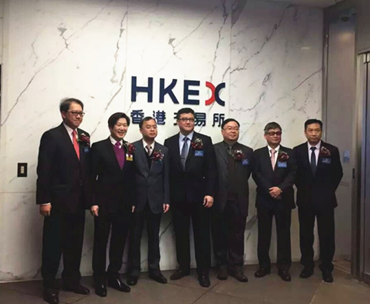 僑洋實業領導在交易所合影
