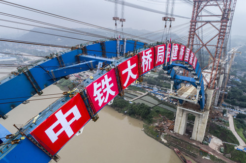 慶賀：上跑火車下走汽車，世界首例公鐵兩用橋主拱合龍。