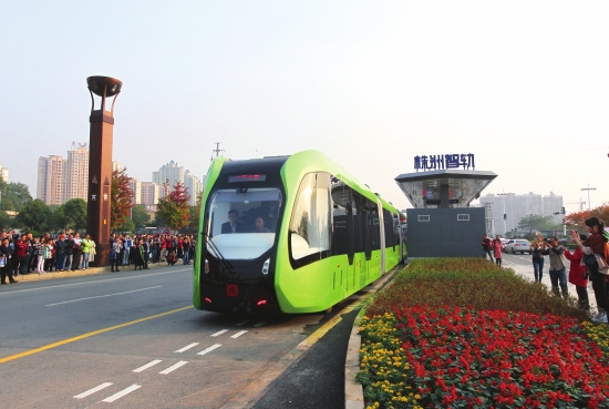 國人驕傲：全球首列智軌公交列車開跑。