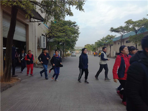 僑洋實業伙伴們正在有序的按照安全出口疏散